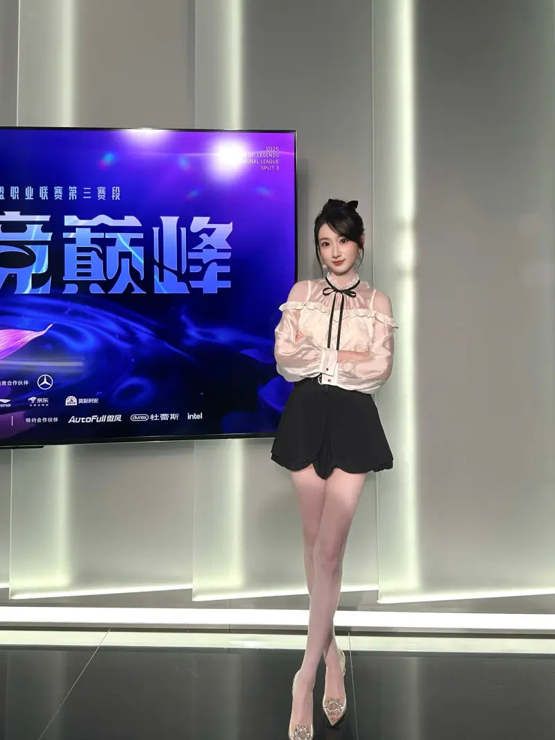 赛事分析-主持童童分享昨日上班ootd:期待下次见面~