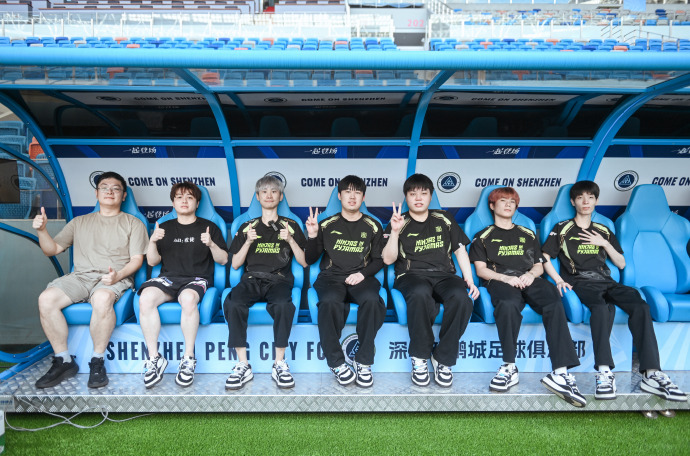 🎮&⚽,Doinb携NIP全员现身深圳主场为新鹏城助威