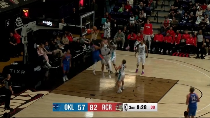 体育直播-小杨血帽昔日的16号秀！杨瀚森血帽扎伊尔·史密斯的扣篮！