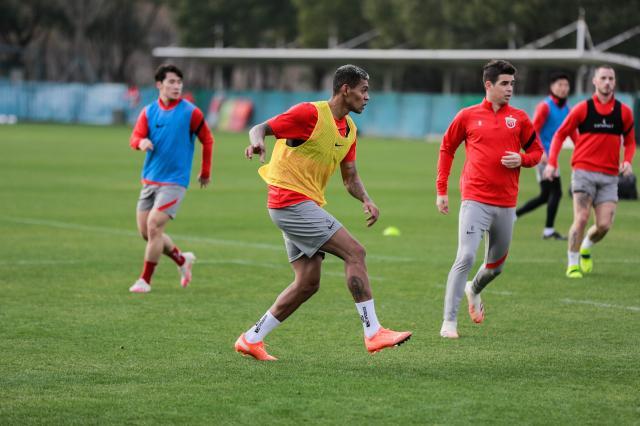 洛佩斯加盟1周年表忠心:2021年我在海港有2个目标